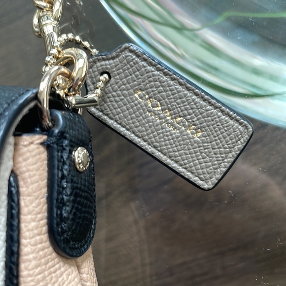 Authentic coach purse - Picture 2 of 4